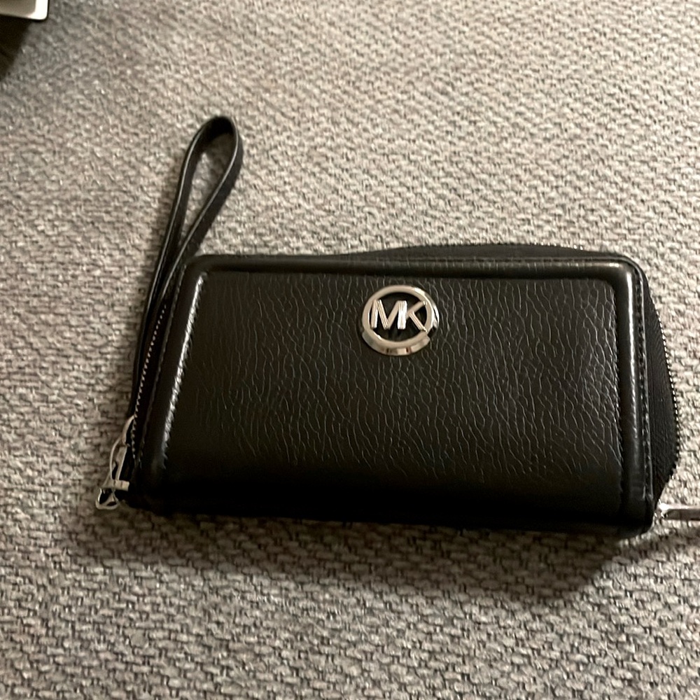 Michael Kors Round Zipper 35F95SFTW7L Long Wallet Leather - Black Pebble Leather